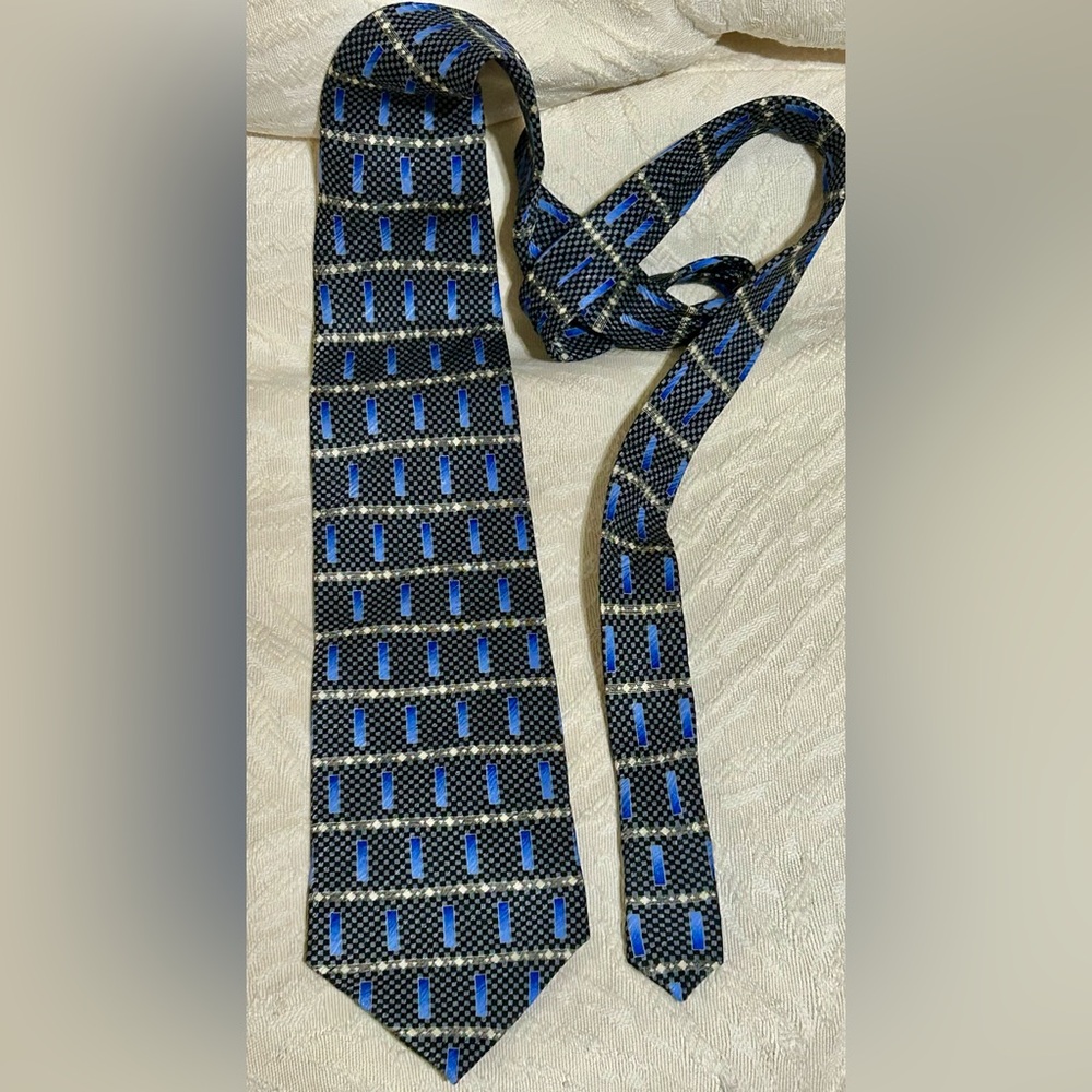 Matrix by Format Cool Pattern! 100% Silk Black and Blue Men's Tie